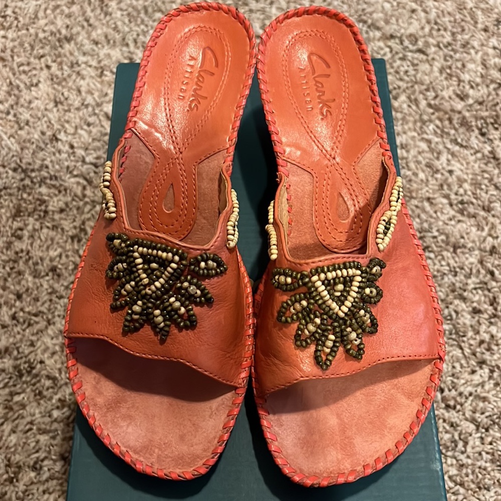 CLARKS WOMENS LEATHER SLIDES IN SZ 6.5…BEAUTIFUL CORAL COLOR…WORN ONE TIME!!! - Picture 2 of 9